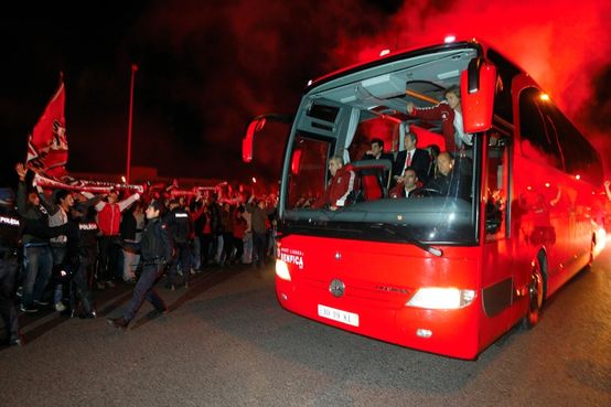 Adeptos Benfica recebem autocarro